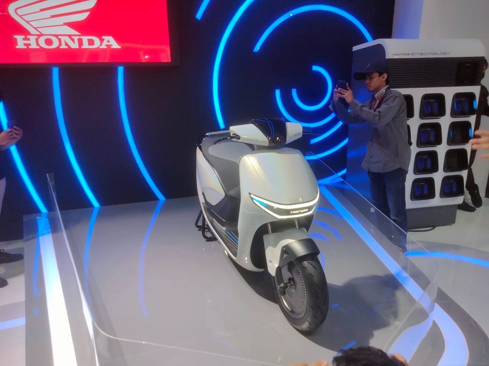 Honda pamerkan motor listrik baru SC e: Concept di IIMS 2024.