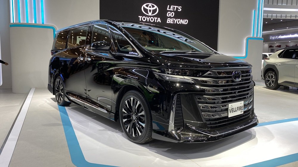 Toyota luncurkan Vellfire Hybrid di IIMS 2024.