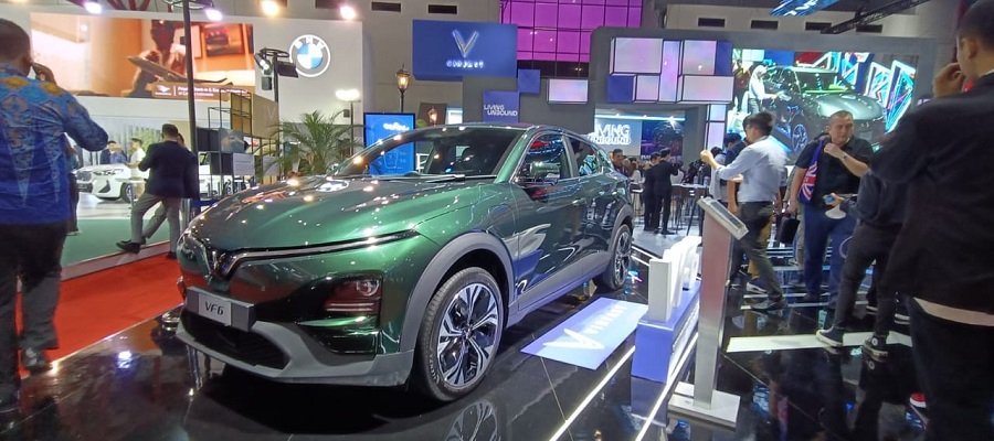 VinFast luncurkan sejumlah mobil listrik di IIMS 2024.