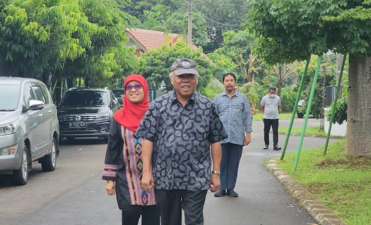 Pak Bas janjian dengan Sri Mulyani pakai kemeja hitam.