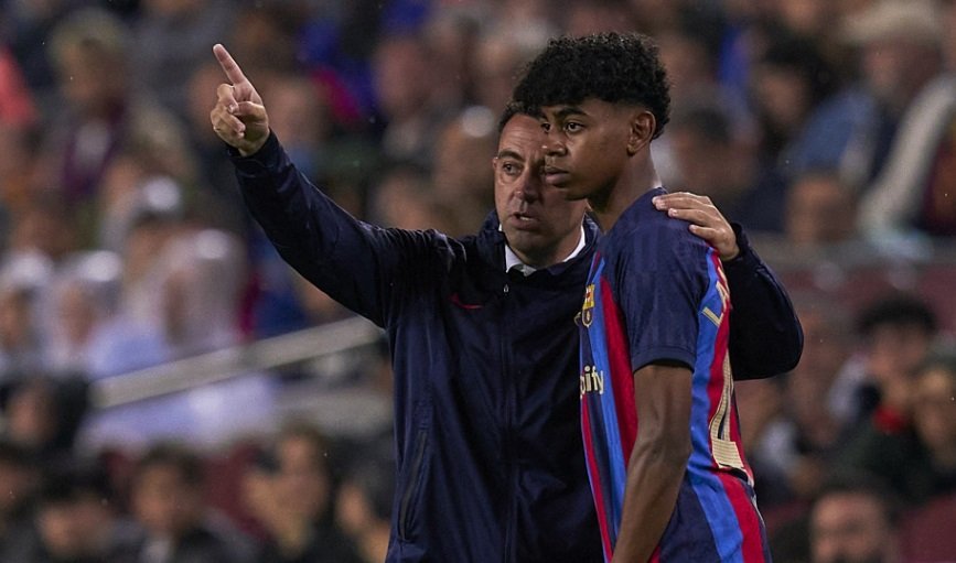 Xavi Hernandez dan Lamine Yamal.