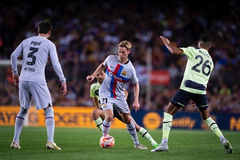 Frenkie De Jong kemungkinan dilepas Barcelona di bursa transfer musim panas 2024.