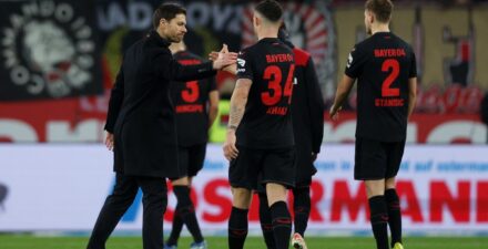 Xabi Alonso kala melatih Bayer Leverkusen.