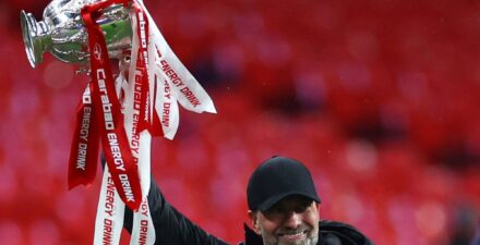 Pelatih Liverpool, Jurgen Klopp bersama trofi Piala Liga Inggris.