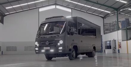 Bus Big Benz Commander.