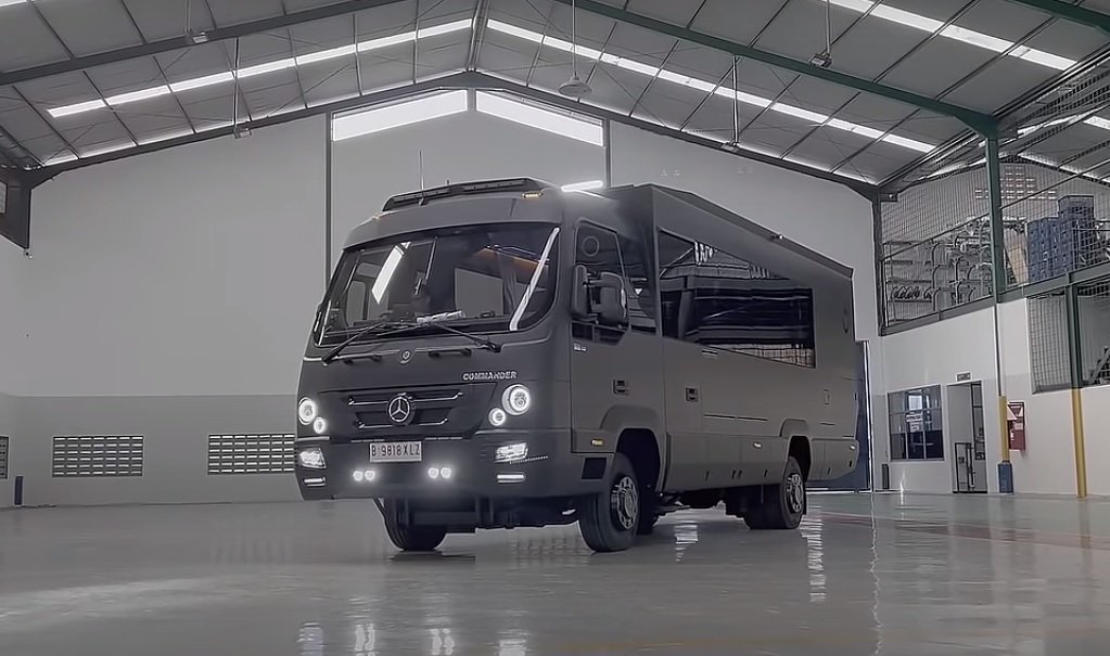 Bus Big Benz Commander.