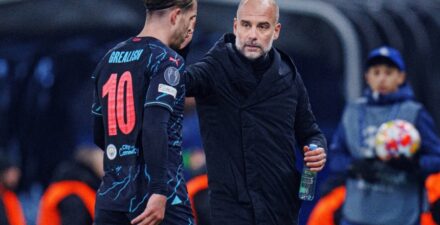 Pelatih Manchester City, Josep Guardiola bersama Jack Grealish.