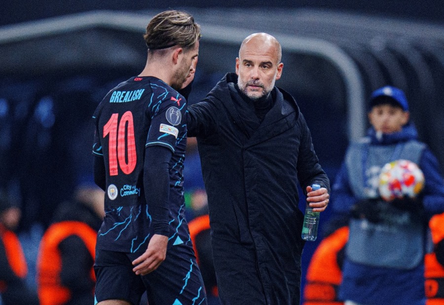 Pelatih Manchester City, Josep Guardiola bersama Jack Grealish.