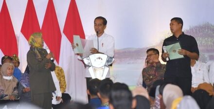 Presiden Jokowi bagi-bagi sertifikat.