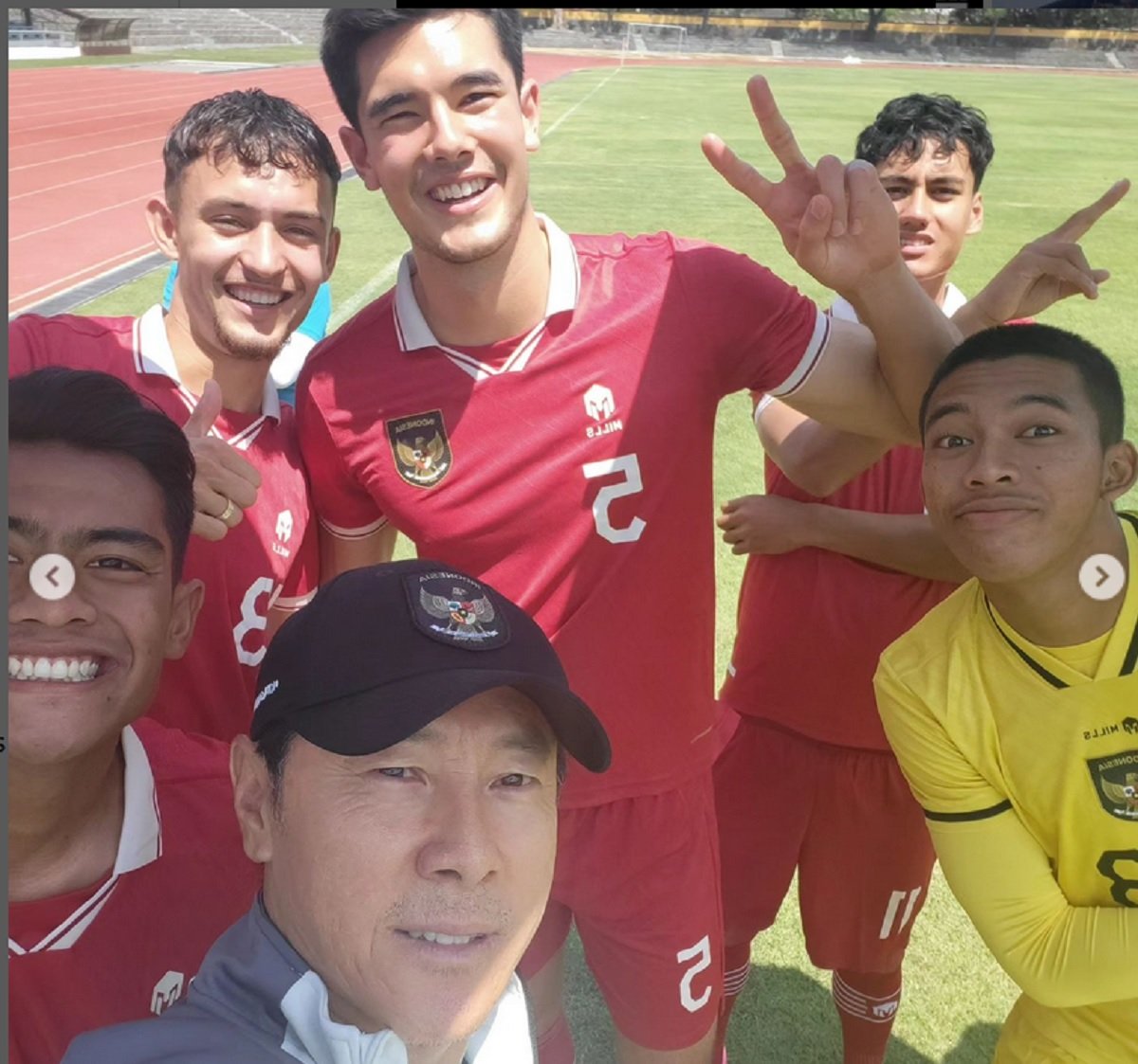 Shin Tae-yong bersama para pemain muda Timnas Indonesia.