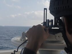 Bantuan Kemanusiaan Untuk Gaza, KRI dr. Radjiman Wedyodiningrat-992 Melintasi Perairan Teluk Aden