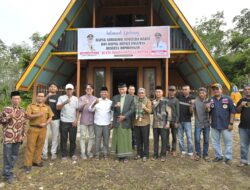 Maksimalkan Potensi Ekonomi Hutan, Gubernur Mahyeldi Salurkan Bantuan untuk KTH Madu Galo-Galo di Pasaman