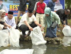 Dorong Kemandirian Ekonomi Masyarakat, Gubernur Mahyeldi Serahkan Bantuan 10 Ribu Bibit Ikan Nila.