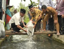 Serahkan Bantuan Lima Ribu Bibit Ikan, Gubernur Berharap Pokmaswas Perikanan Makin Konkrit Menjaga Ketahanan Pangan