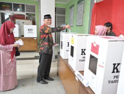 Gubernur Mahyeldi dan Keluarga Tunaikan Hak Pilih pada Pemilu 2024 di TPS 12 Jati Baru Padang