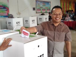 Ketua Bawaslu Sumbar, Alni Mencoblos di Kampung Isteri