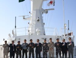 Misi Penyaluran Bantuan Kemanusiaan, KRI DR. RADJIMAN WEDYODININGRAT-992 Singgah di Jeddah