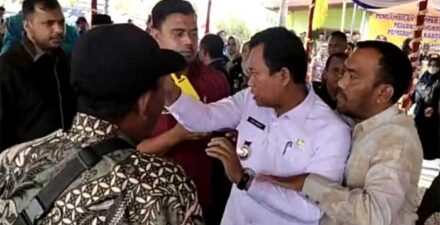 Bupati dan Wakil Bupati Rohil Berkelahi dilerai oleh warga, Kamis (1/2/2024).