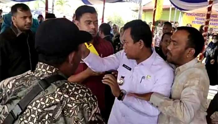 Bupati dan Wakil Bupati Rohil Berkelahi dilerai oleh warga, Kamis (1/2/2024).