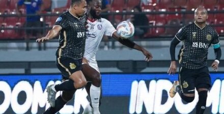 Arema FC vs Bhayangkara FC di Liga 1 2023-2024 berakhir 0-0.