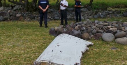 Puing pesawat MH370.
