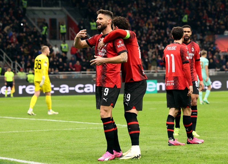 AC Milan menang 4-2 atas Slavia Praha di Stadion San Siro pada leg I 16 besar Liga Europa 2023-2024.