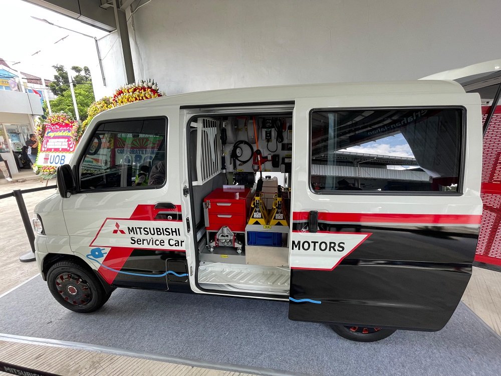 Mitsubishi L100 EV disulap jadi servis car.