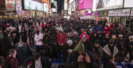 Salat Tarawih di Amerika, Ribuan Muslim Berdoa di Times Square dan Pusat Agama