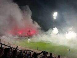 Tegangnya Final Liga 2 Penyalakan Flare Picu Kontroversi di Stadion