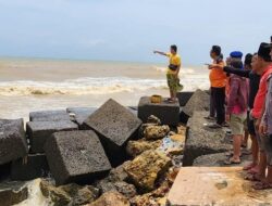 Kapal Nelayan Terbalik di Pamekasan, Madura, Tiga Nelayan Selamat, Dua Masih Belum Ditemukan