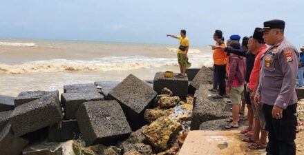 Kapal Nelayan Terbalik di Pamekasan, Madura, Tiga Nelayan Selamat, Dua Masih Belum Ditemukan