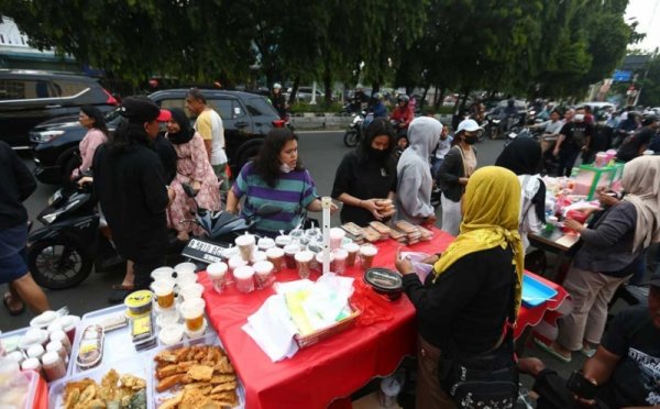 Produk makanan dan minuman wajib halal