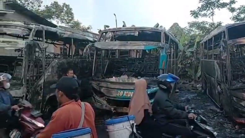 Tiga armada bus di Pekalongan, Jawa Tengah hangus terbakar, Sabtu (16/3/2024).