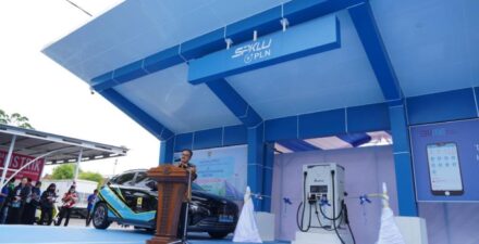 Kendaraan Listrik dengan SPKLU yang Handal.