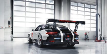 Tabrakan Hebat di Showroom Mobil, Xpander vs Porsche, Pengemudi Terlibat Dalam Kondisi Mabuk