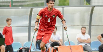 Aditya Permana tetap bermain sepakbola meski kehilangan satu kakinya.