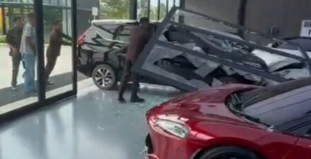 Ilustrasi siapa pengemudi XPander.