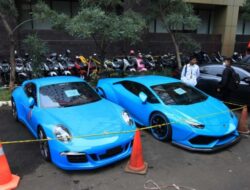 Mobil Mewah Porsche Jadi Korban Tabrakan di Showroom, Xpander Bertanggung Jawab atas Kerusakan
