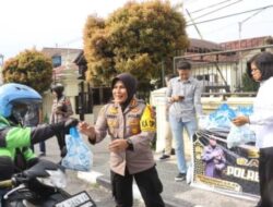 Bukittinggi,Polisi Bagi-bagi Takjil Gratis Selama Ramadan