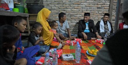 Mahyeldi Kunjungi Warga Kurang Mampu, Salurkan Bantuan RTLH di Toboh Gadang