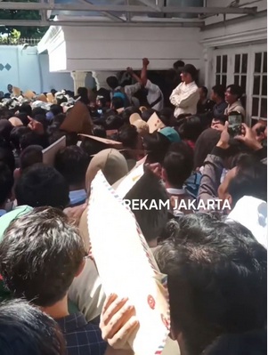 Viral calon pelamar walk in interview KAI desak-desakan.