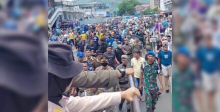 Insiden Tarik-menarik di Pasar Raya Padang Saat Penertiban Pedagang Kaki Lima