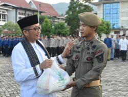 Baznas Padang Salurkan Sembako untuk Pegawai Pemerintah Kota