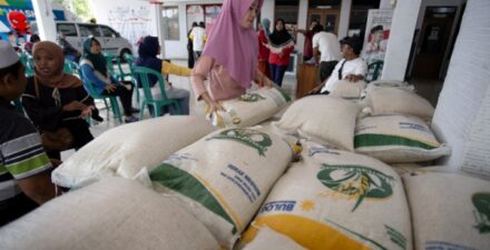 Emak-emak antre beras murah.