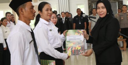 Pj Bupati Pulang Pisau Hj Nunu Andriani, melantik Pegawai Pemerintah dengan Perjanjian Kerja (PPPK).