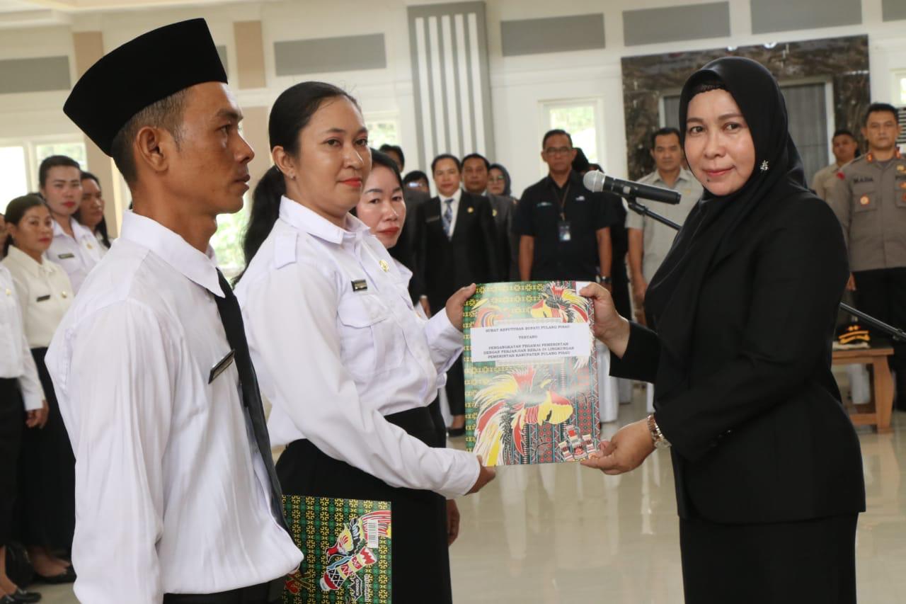 Pj Bupati Pulang Pisau Hj Nunu Andriani, melantik Pegawai Pemerintah dengan Perjanjian Kerja (PPPK).