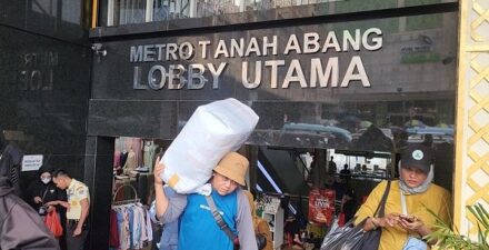 Antusiasme Masyarakat di Pasar Tanah Abang Jelang Lebaran 2024