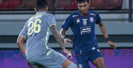 Laga Arema FC vs Persebaya Surabaya di Liga 1 2023-2024.