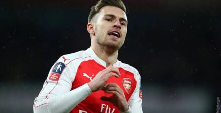 Aaron Ramsey kala membela Arsenal.