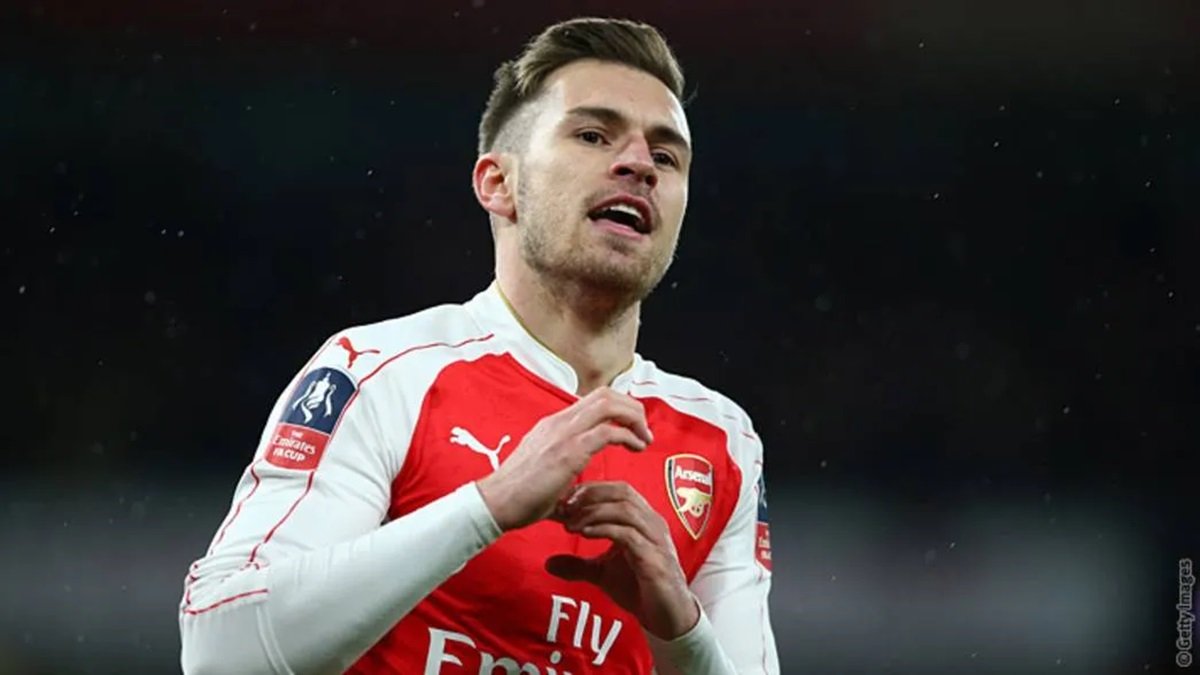 Aaron Ramsey kala membela Arsenal.